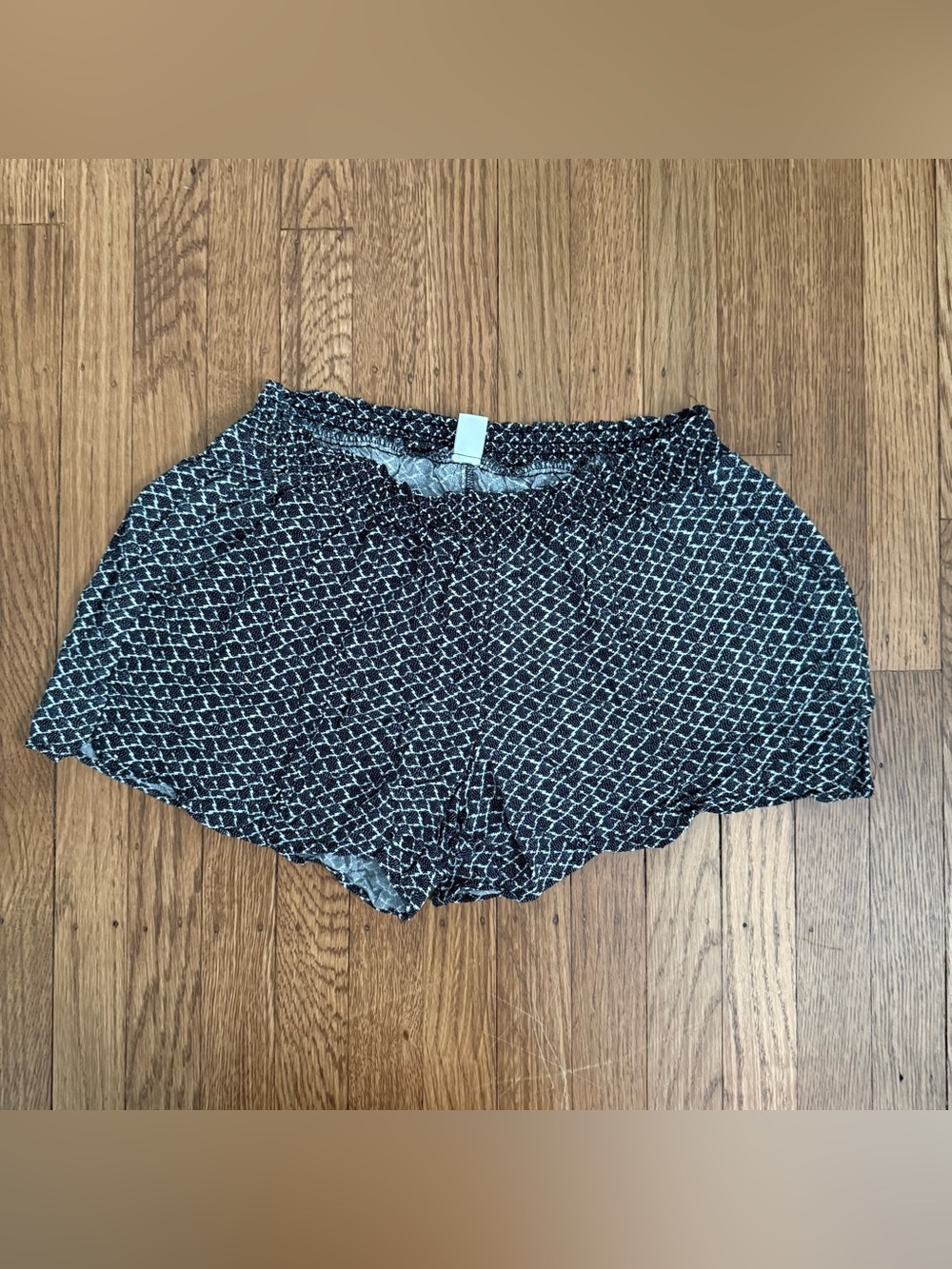 Old Navy Women’s Rayon Elastic Waistband black/white Shorts size LARGE